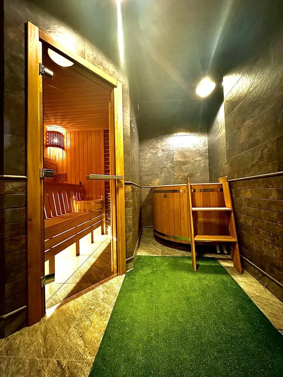 Премиальный Гостевой Дом в темных тонах с видом на горы