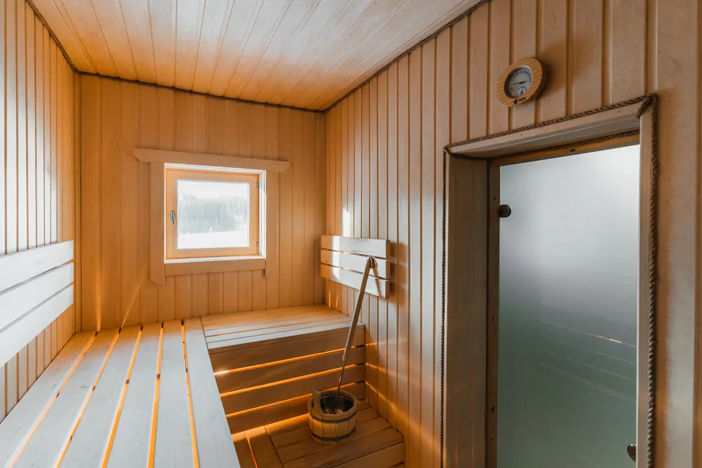 Дом Talotonttu на холме в окружении леса