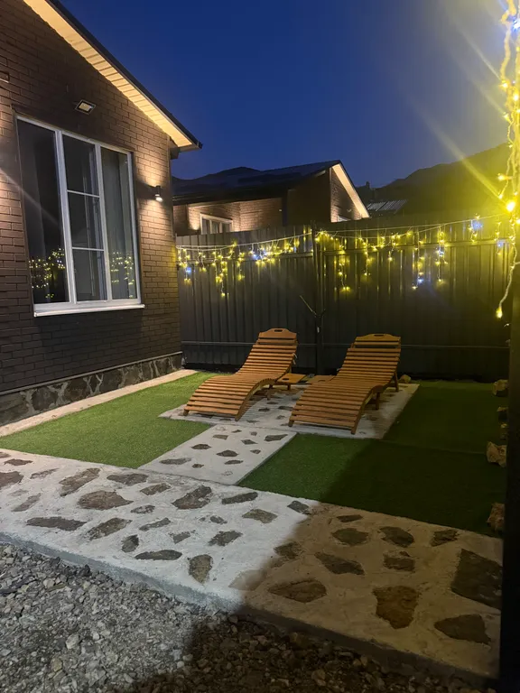 Уютный домик у реки для семейного отдыха