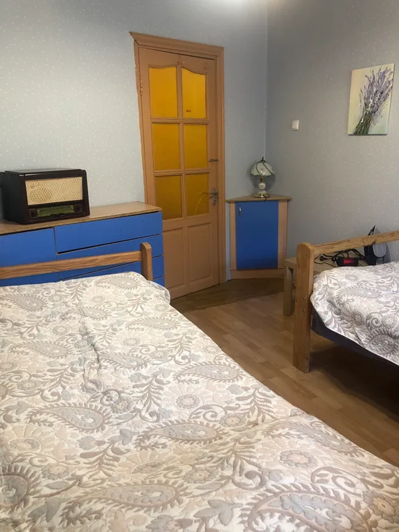 Уютная комната в 4х комнатной квартире с балконом рядом парком отдыха