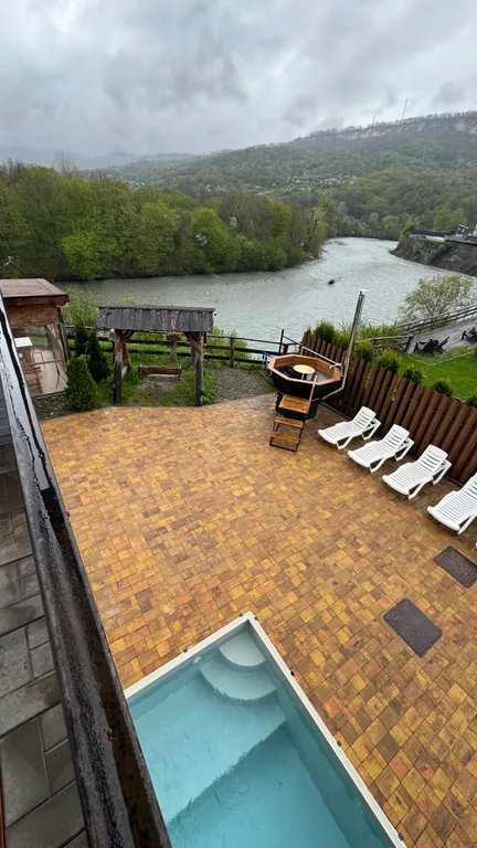 Дом на берегу реки с бассейном и видом