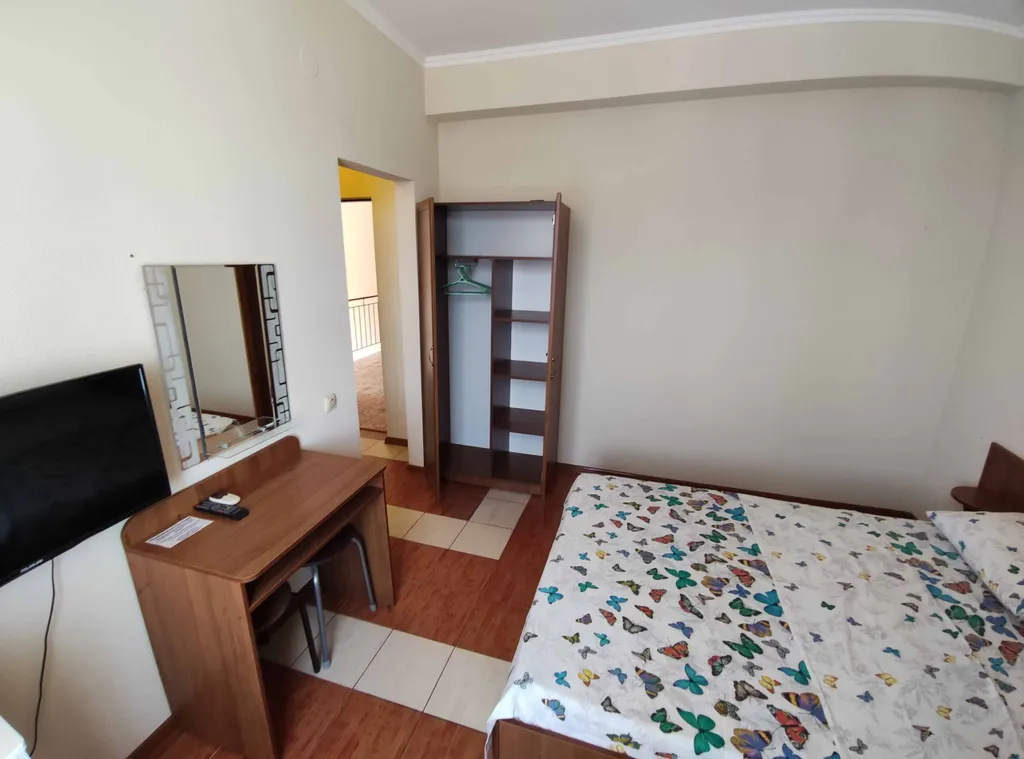 №13 Трёхместный номер с балконом с видом на парковку.