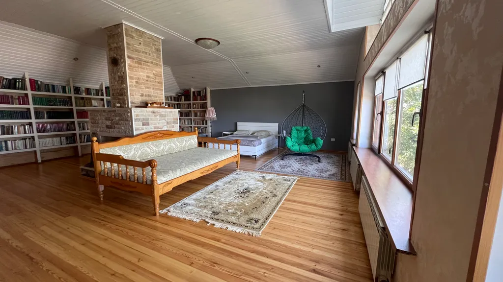 Деревянный дом с красивым видом на море