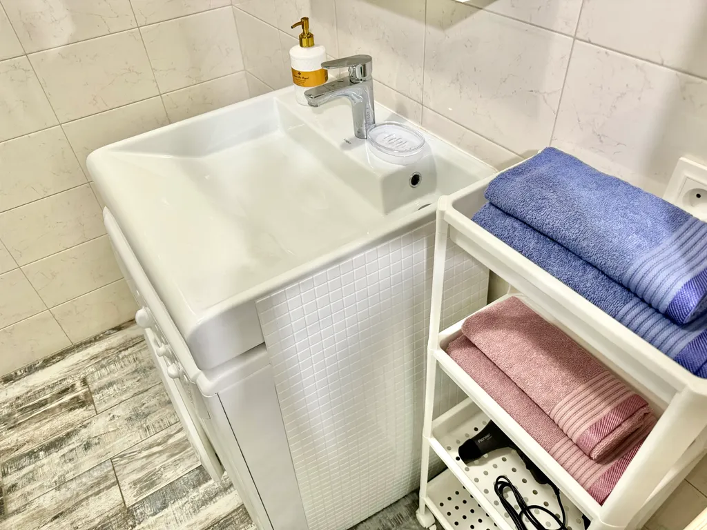 Уютная квартира-студия с большой кроватью и диваном