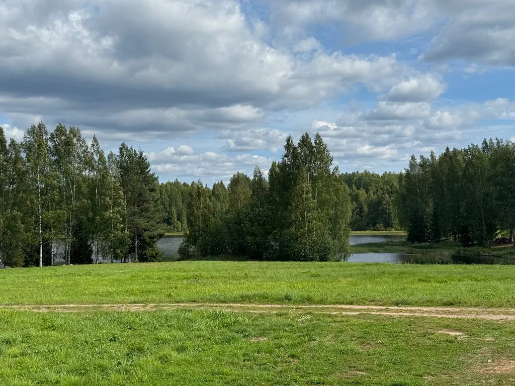 Домик в живописном месте у воды