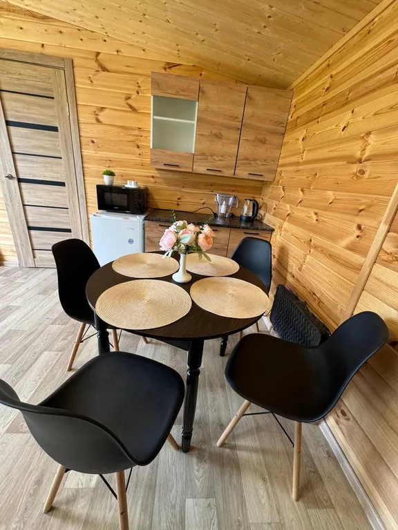 Домик в живописном месте на берегу