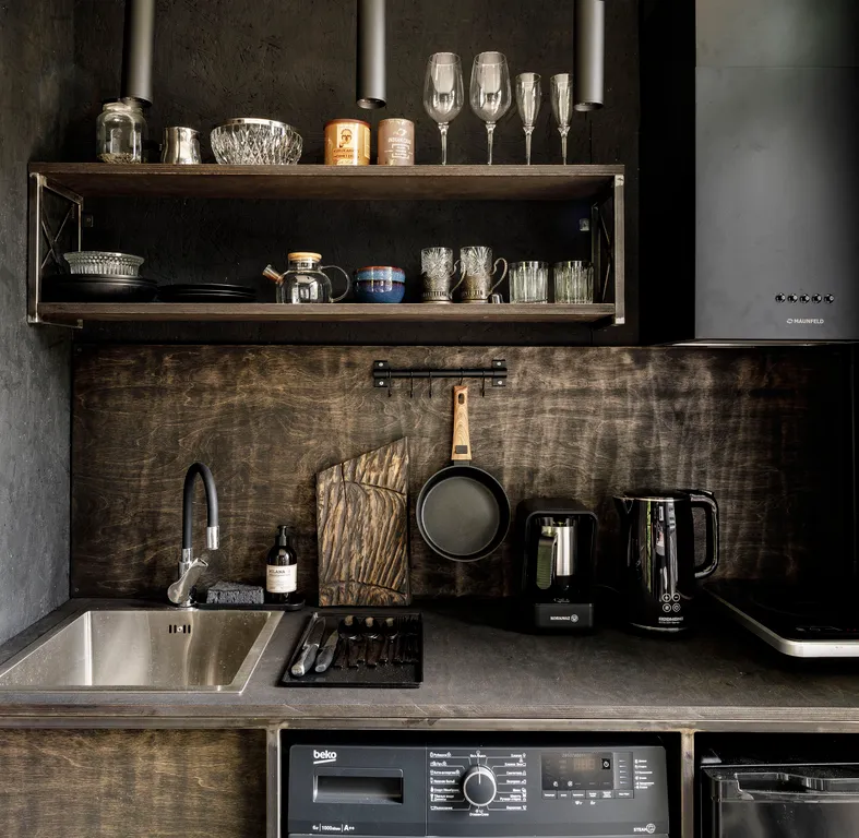 Домик на лесном склоне с видом на горы