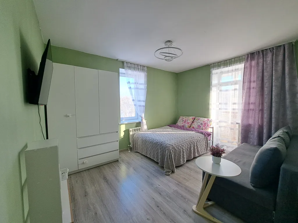 Светлая однушка с кроватью и смарт ТВ