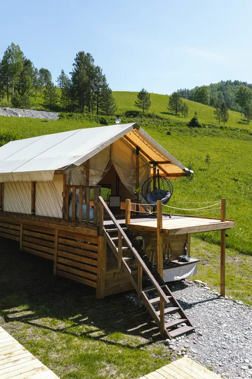 Уединенный мини-глэмпинг на берегу горной реки