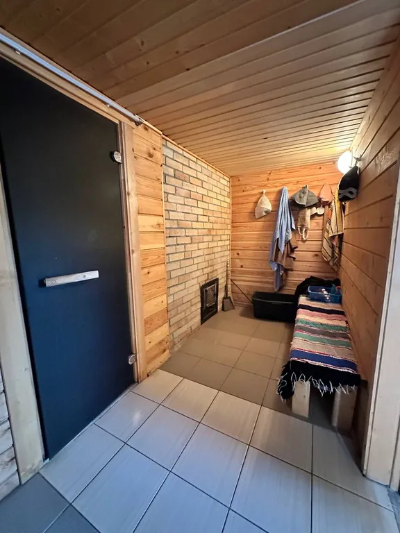 Уютный дом на берегу реки