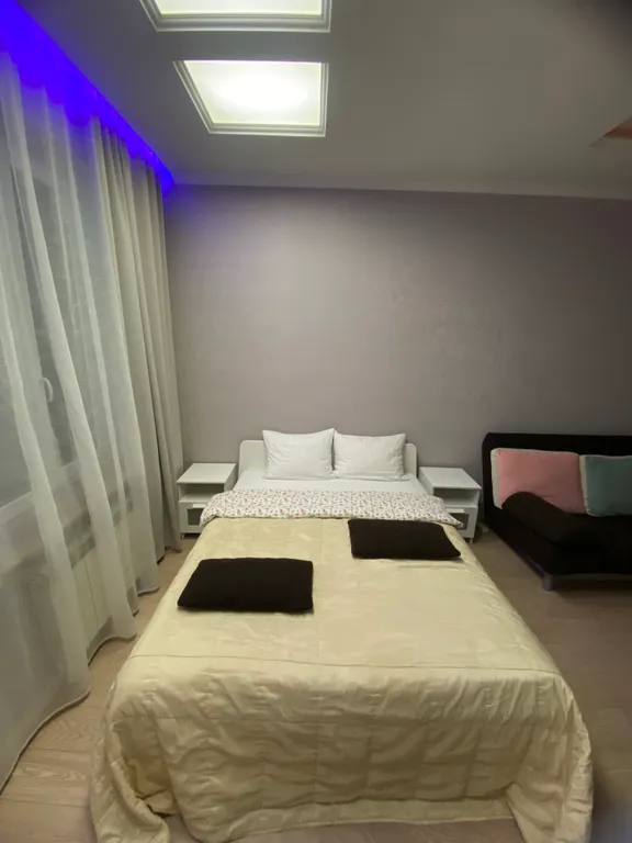 Стильная квартира с разноплановым освещением