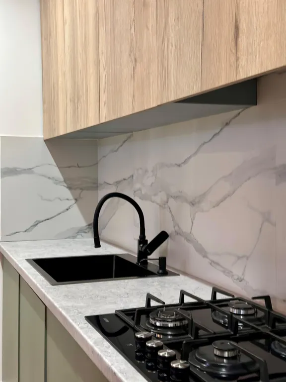 Новый коттедж с витражными окнами в центре