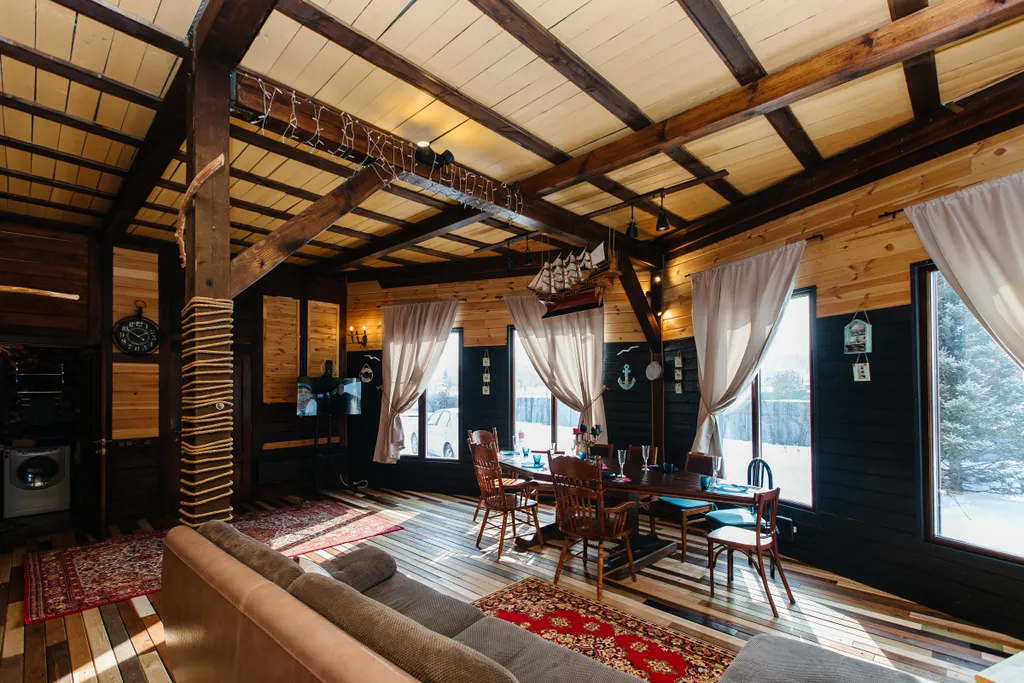 Дом с кораблем на берегу реки