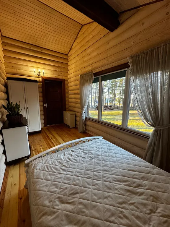 Уютный гостевой дом из бревна у озера