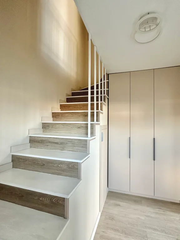 Уютный дом с большим витражным остеклением и подогреваемой купелью