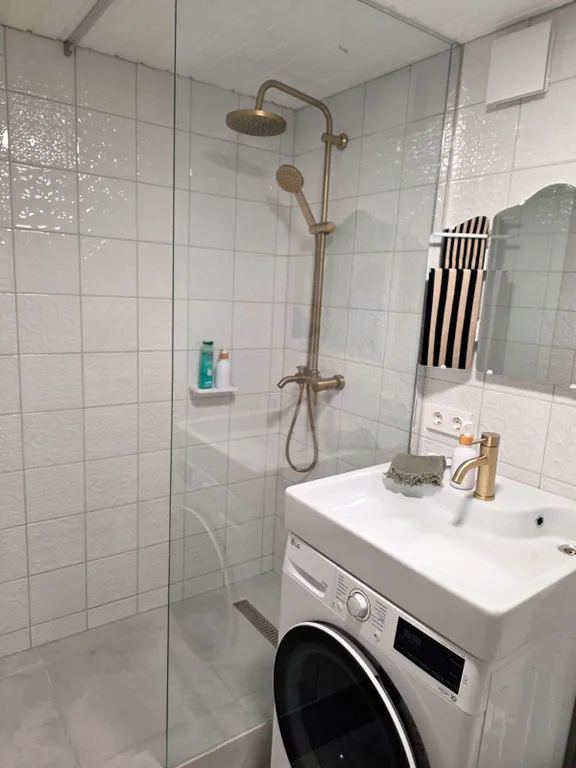 Новые апартаменты с высокими окнами на пешеходной улице