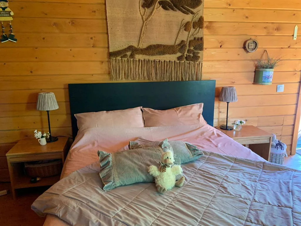 Коттедж Уютный деревянный дом с ландшафтным садом у озера — Шеметово