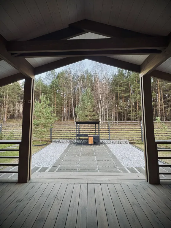 Дом у реки в сосновом лесу