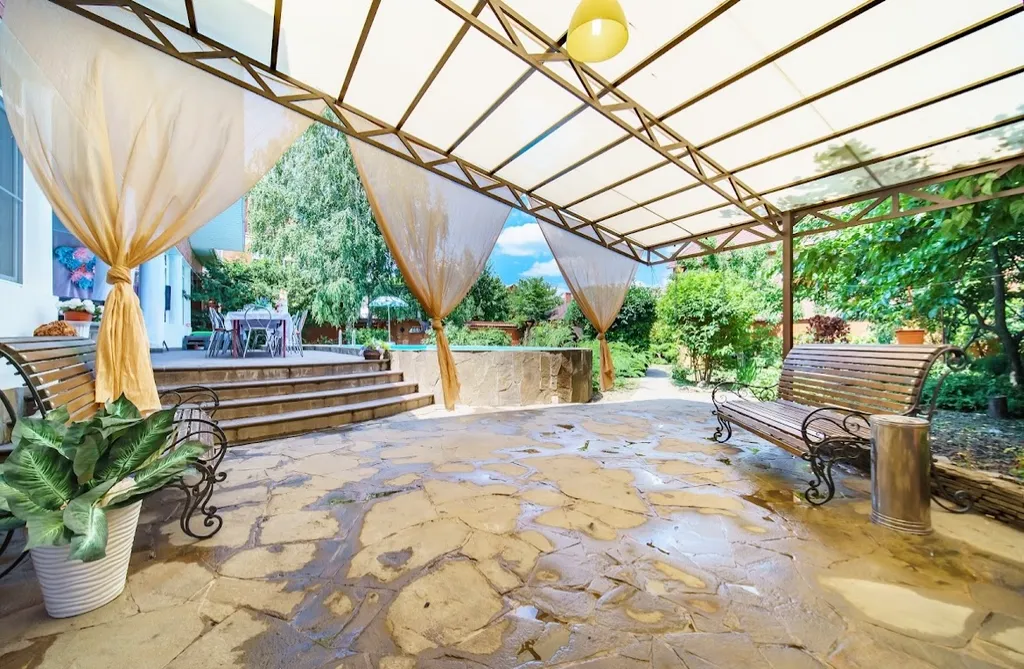 Дом с бассейном у парка Галицкого