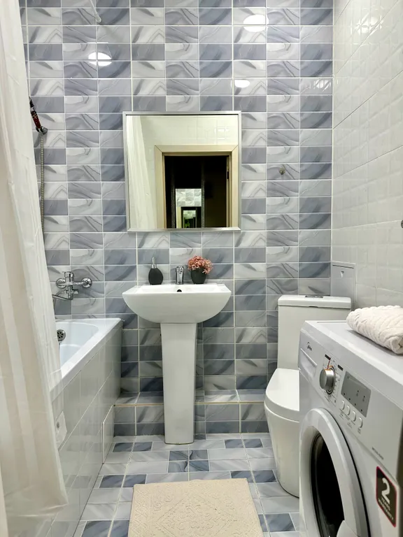 Яркая студия моно с видом на Коктобе в центре Алматы