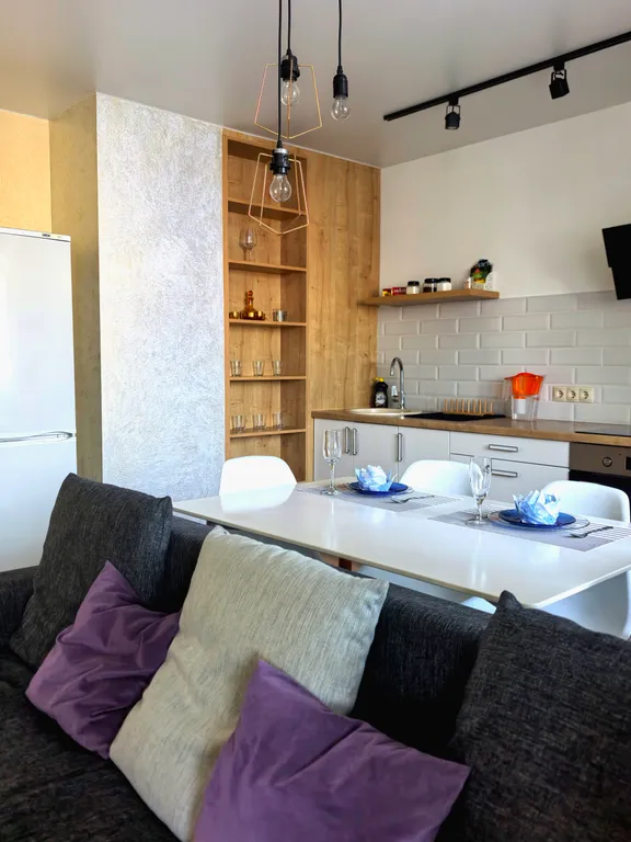 Уютная двухкомнатная квартира с дизайнерским ремонтом