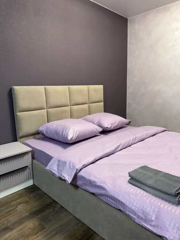 Уютная дизайнерская квартира в центральном район города — аренда посуточно в Сургут