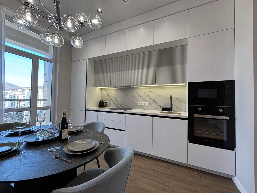 Видовая двухкомнатная с балконом на первой линии у моря