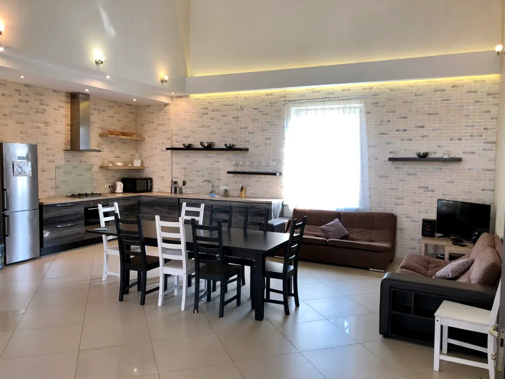 Стильный коттедж с панорамным остеклением у озера