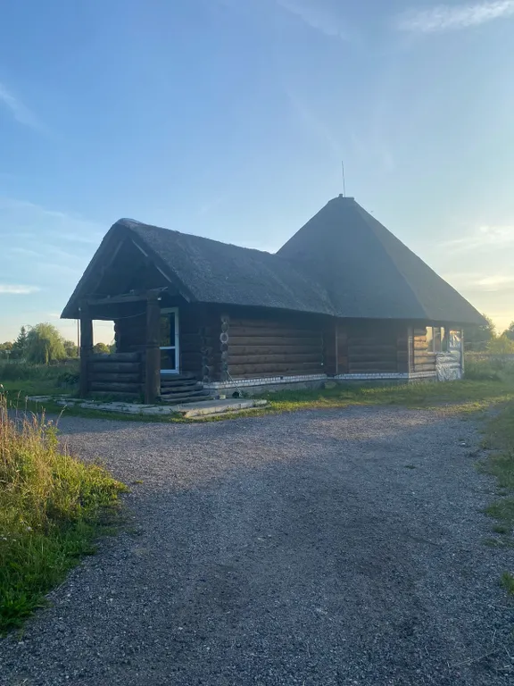 Деревянный дом с соломенной крышей и высокими потолками