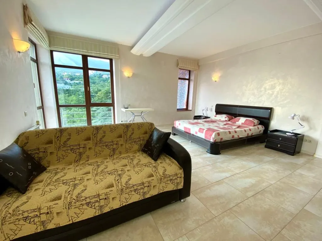 Квартира-студия с видом на море, парк Чаир и гору Ай-Петри