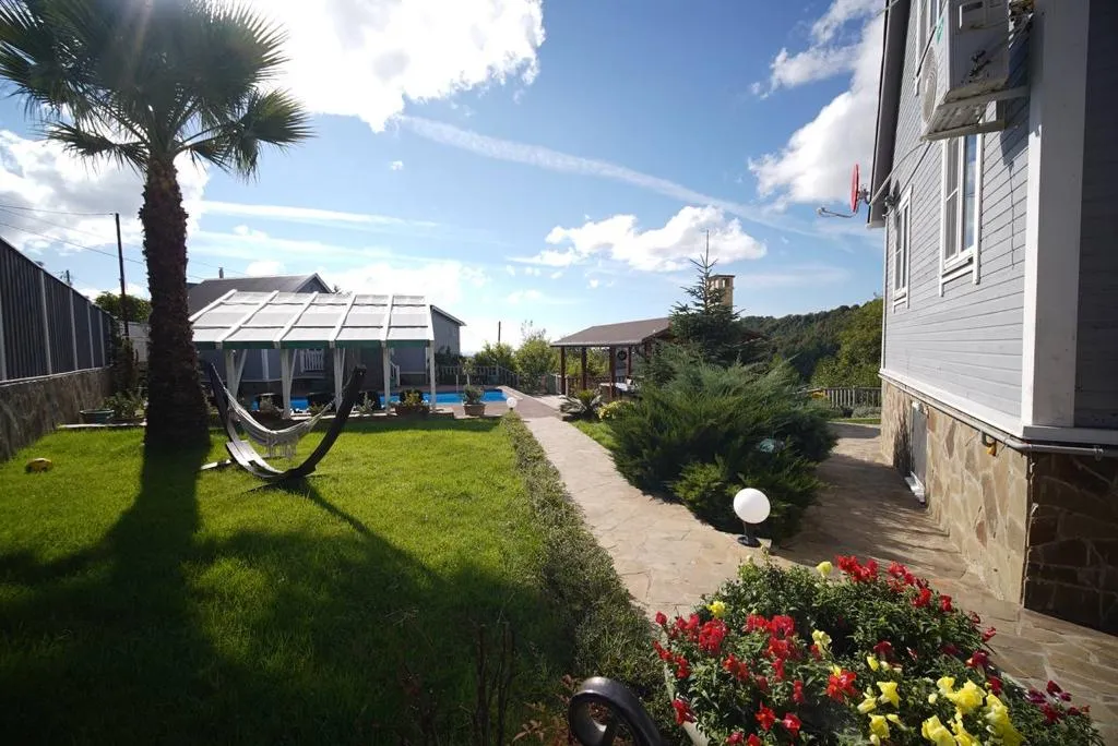 Усадьба с теплым бассейном