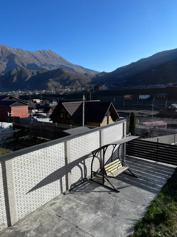 Красивый дом с видом на горы и реку