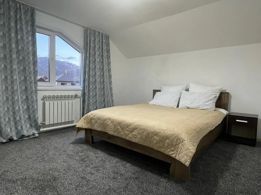 Благоустроенный просторный коттедж с видом на горы для большой компани