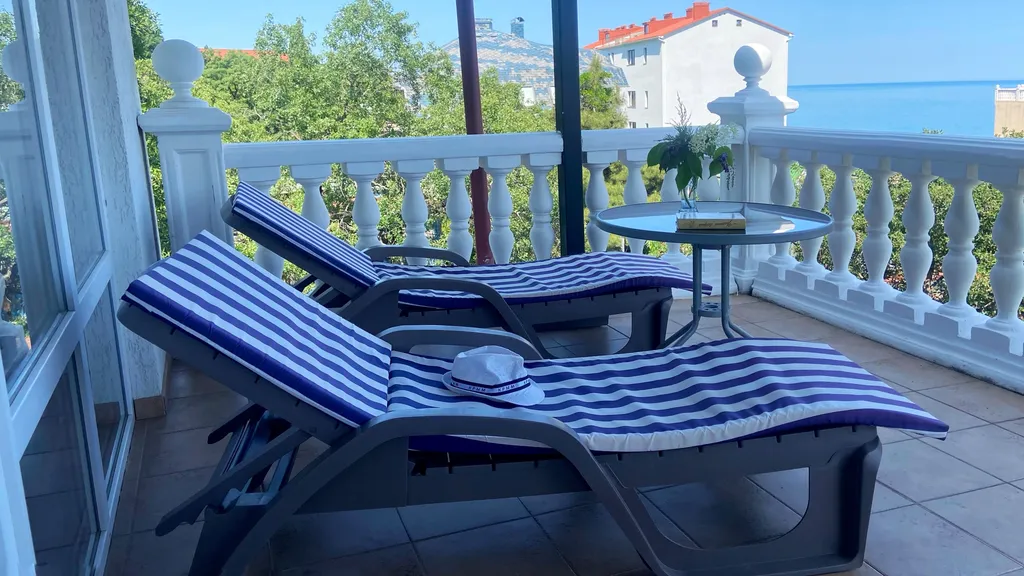 Люкс двухкомнатный с террасой и видом на море