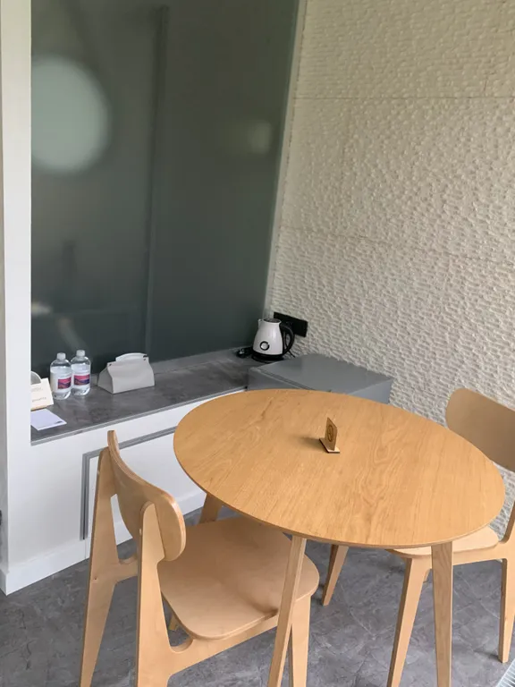 Зеркальный домик с видом на лес