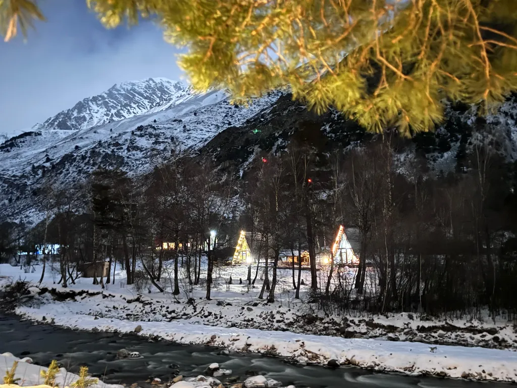 Треугольный дом у реки River House