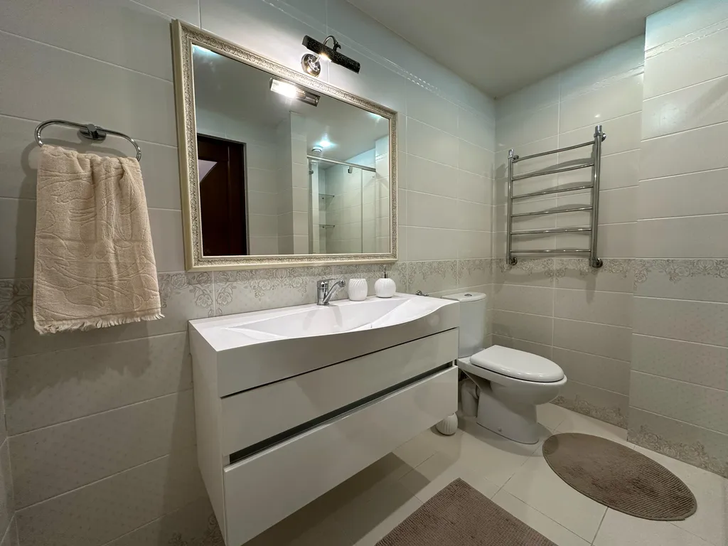 Дом на берегу реки с баней на дровах