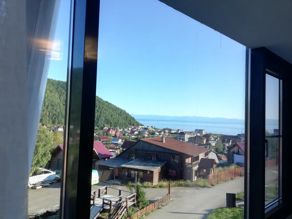 Люкс с панорамным окном и электрокамином