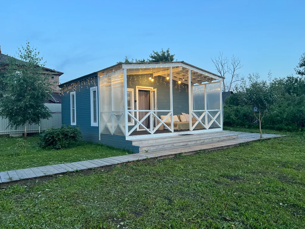 Новый уютный дом с отдельной территорией в центре города.