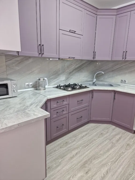 Квартира с панорамными окнами и очками виртуальной реальности