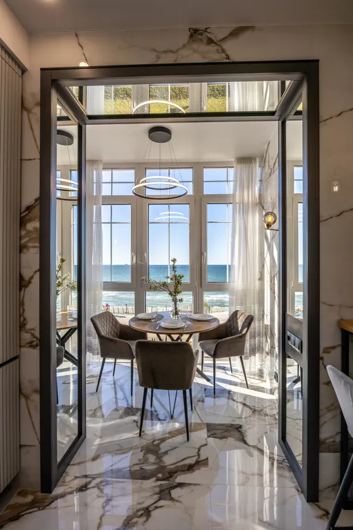 Дизайнерский апартамент с видом на море