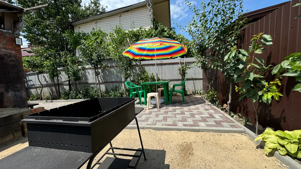 Комфортный дом и двор целиком под ключ без хозяина у моря Комильфо