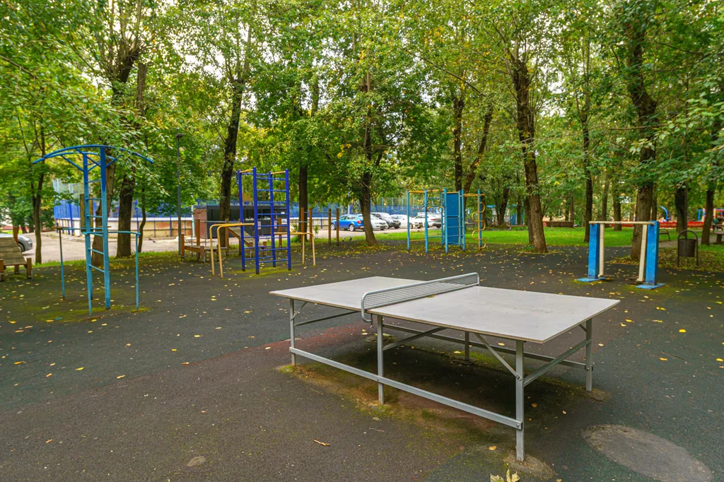 Большая комната с персональным компьютером