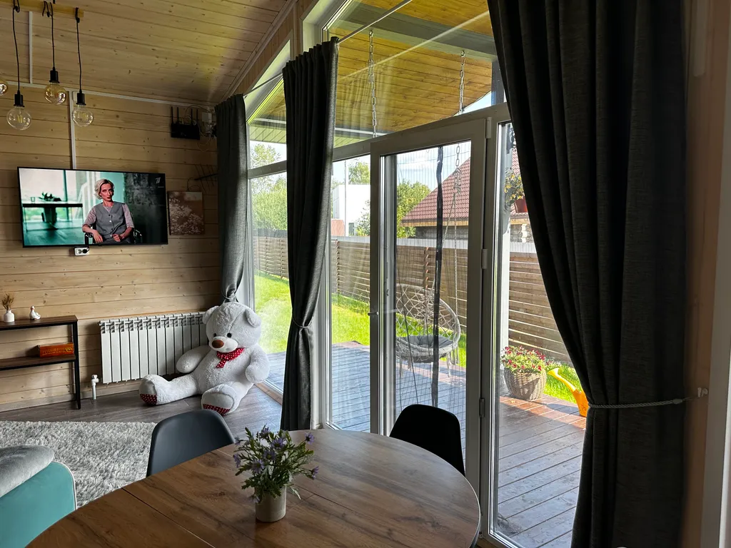 Уютный современный дом рядом с озером