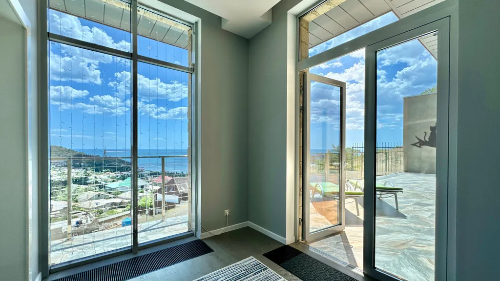 Дом с видом на горы и море