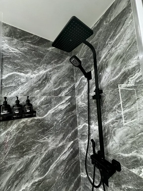 Апартаменты с панорамными окнами на лес и море и роскошным двором