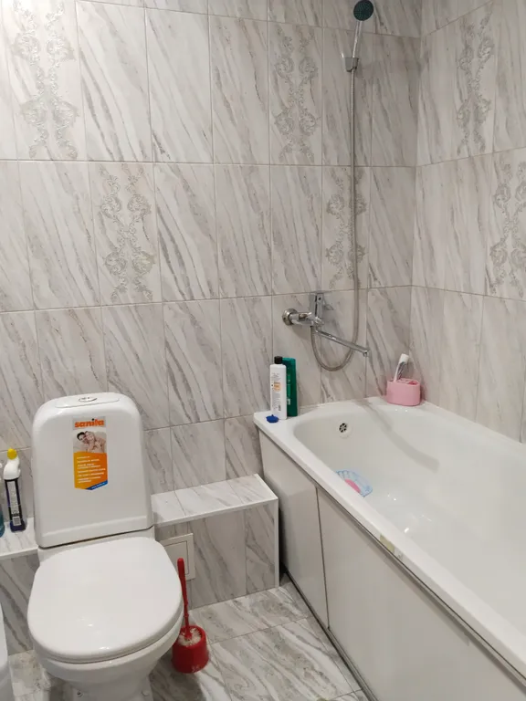 двухкомнатная квартира в микрорайоне рядом с остановкой