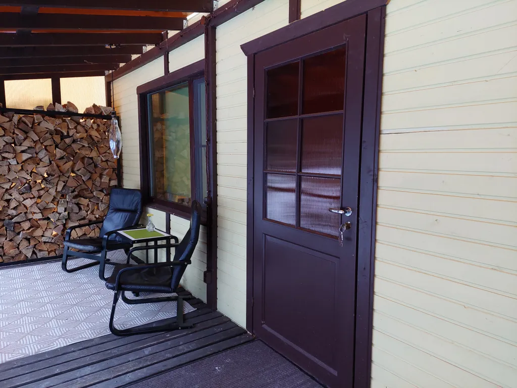 Уединенное место для отдыха у озера