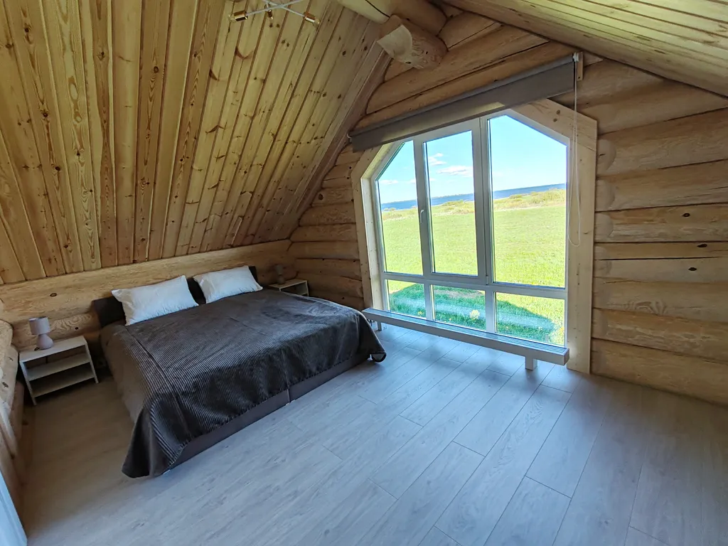 Загородный дом с видом на озеро