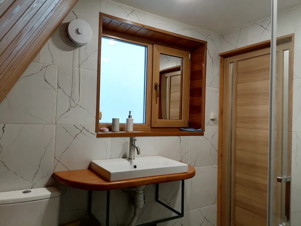 Коттедж Дом у живописного леса, на берегу ручья. — Ушакова